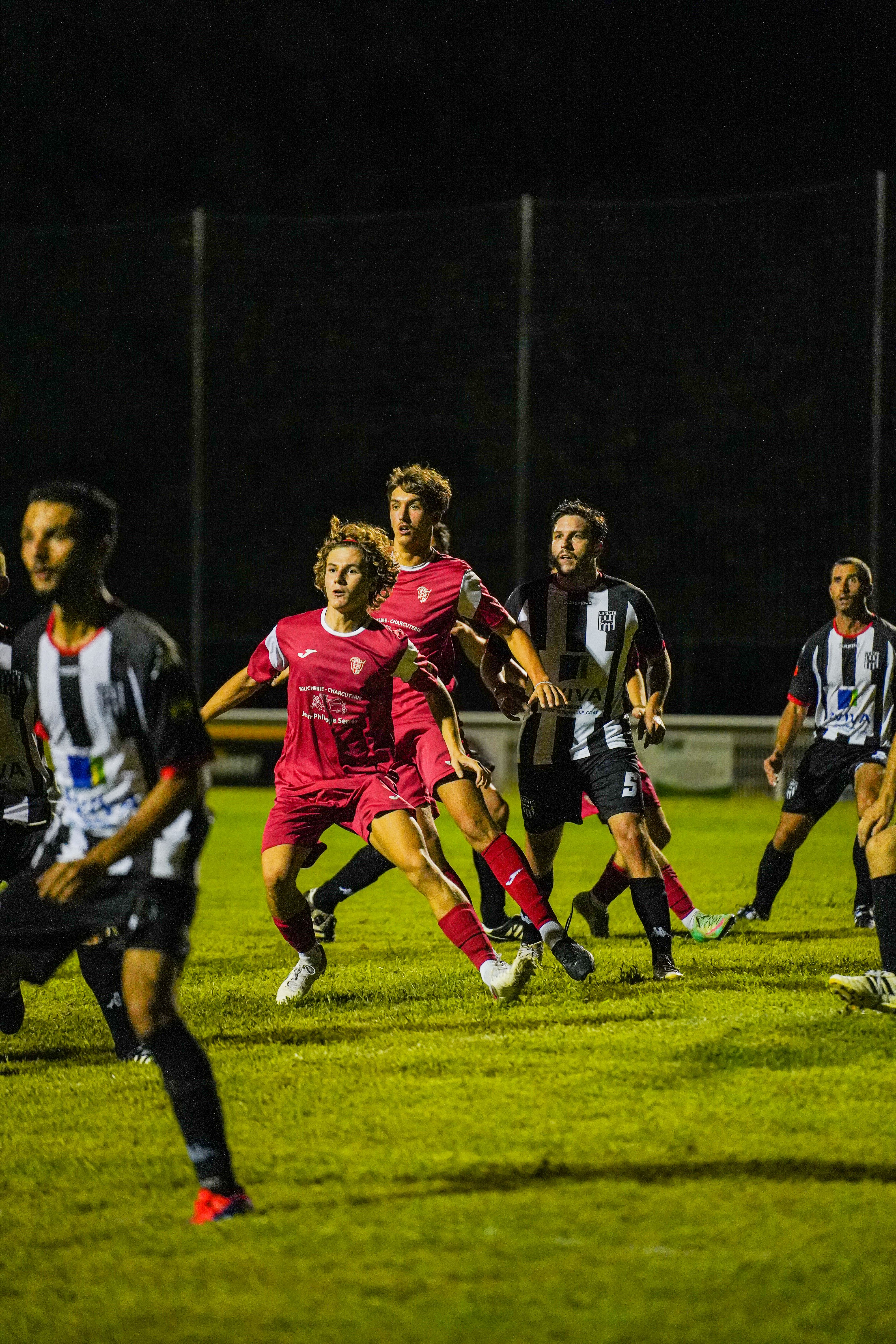 ASSA Pays du Dropt – football – percussion au milieu de trois adversaires