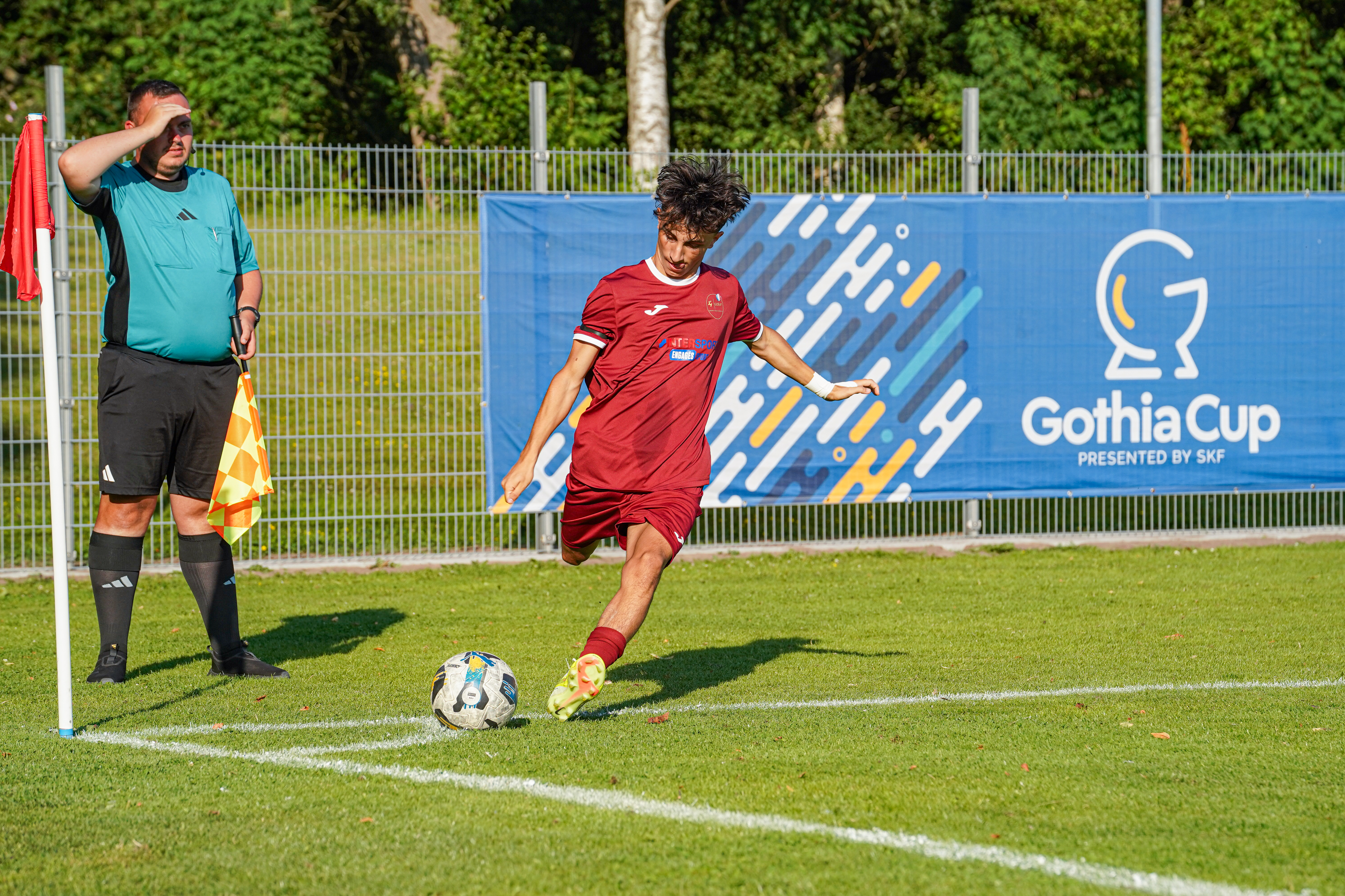 Gothia Cup 2026 – GOE47 – frappe au corner sous l'œil de l'arbitre assistant