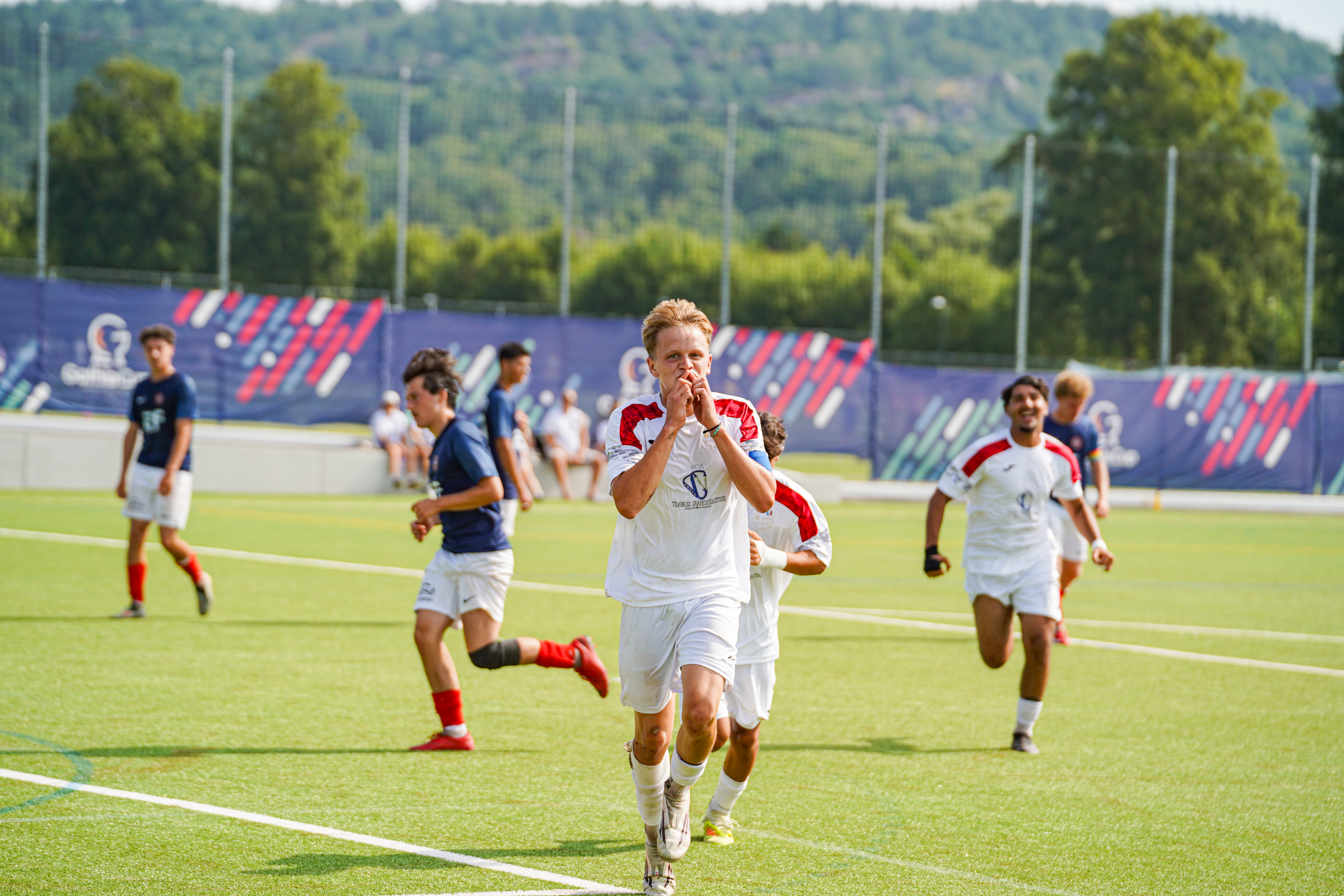 Gothia Cup 2026 – GOE47 – course de célébration vers le banc