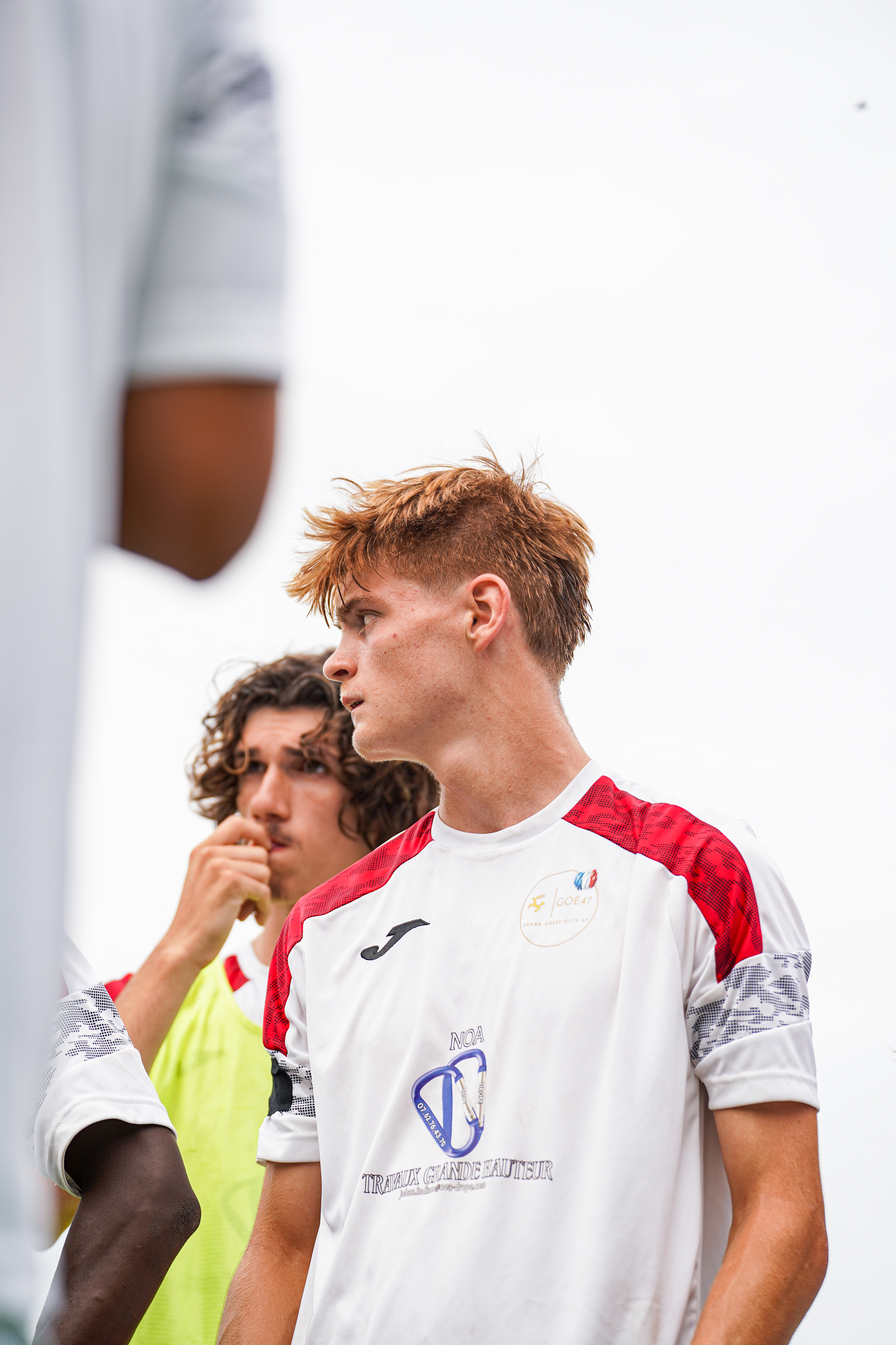 Gothia Cup 2026 – GOE47 – les joueurs écoutent le discours d'après-match