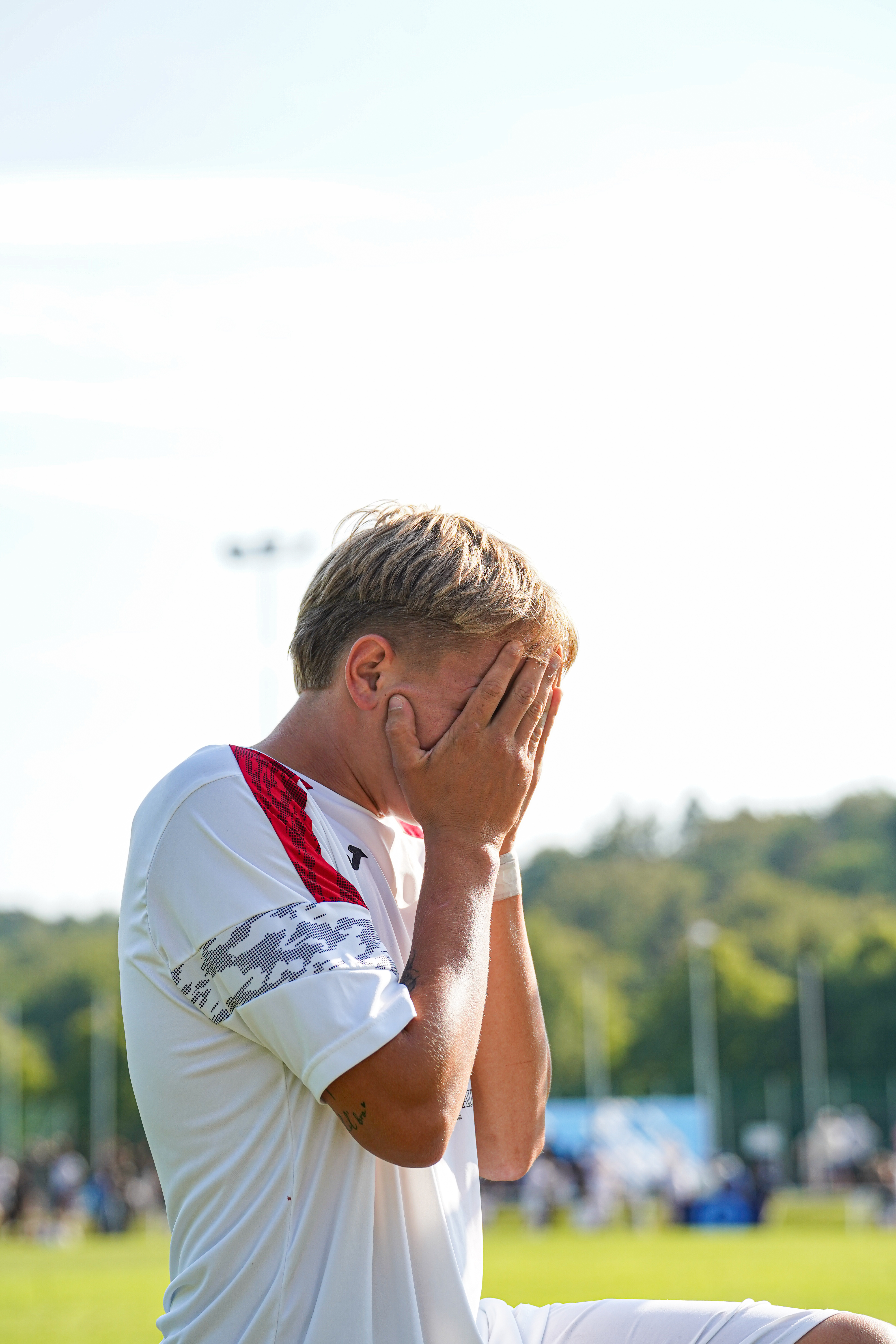 Gothia Cup 2026 – GOE47 – un joueur ému, le visage dans les mains
