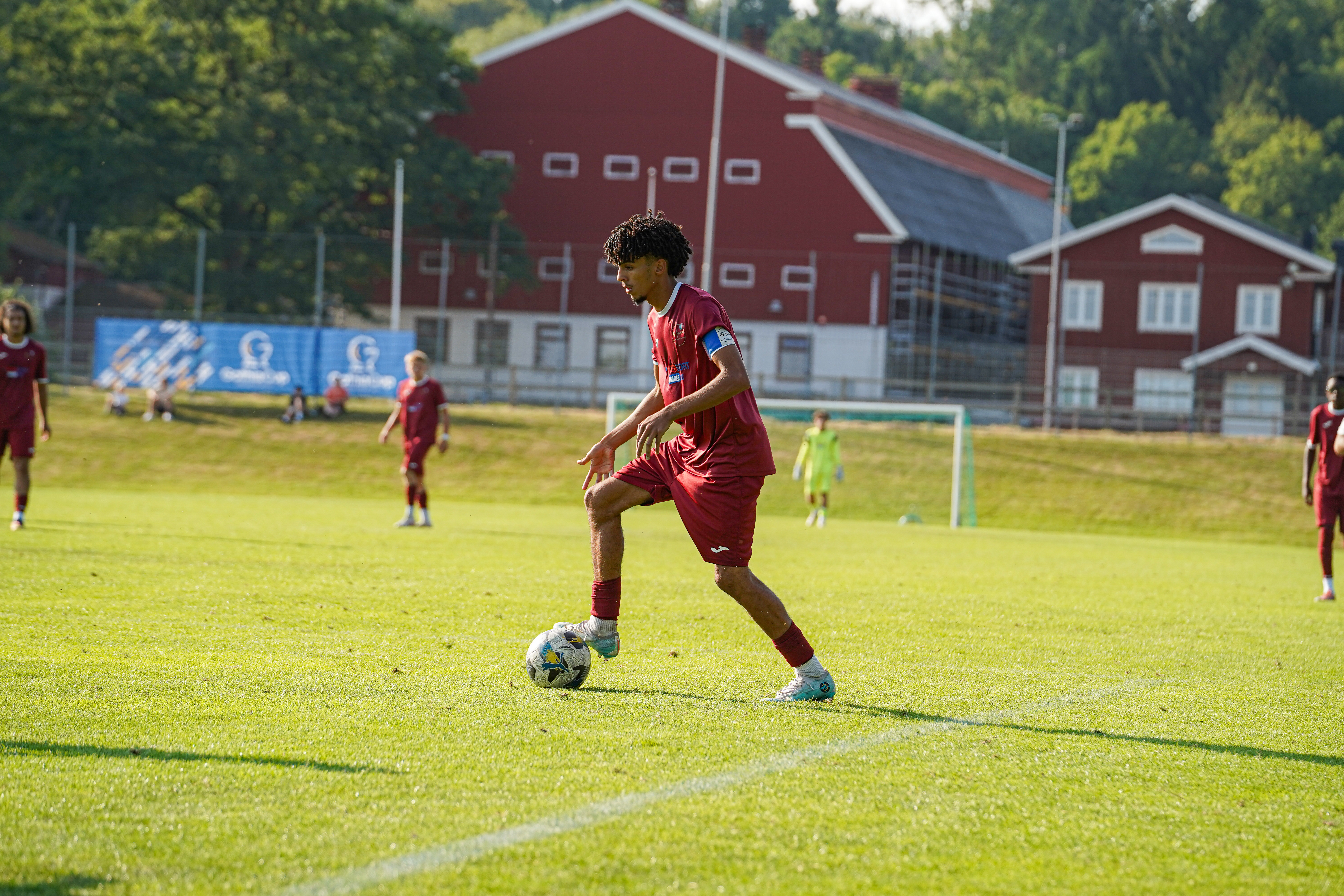 Gothia Cup 2026 – GOE47 – conduite de balle devant les maisons rouges suédoises