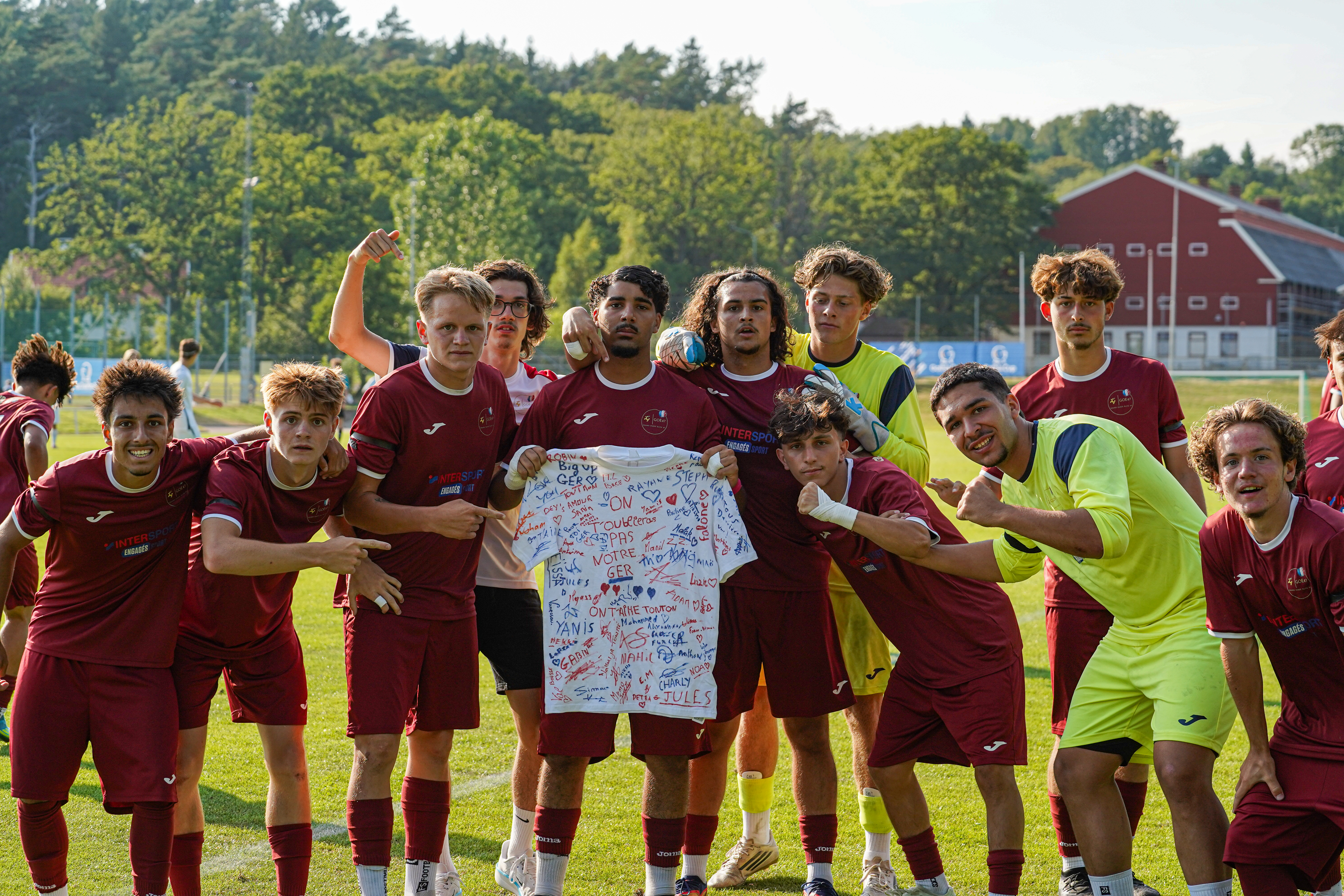 Gothia Cup 2026 – GOE47 – l'équipe pose avec le maillot dédicacé