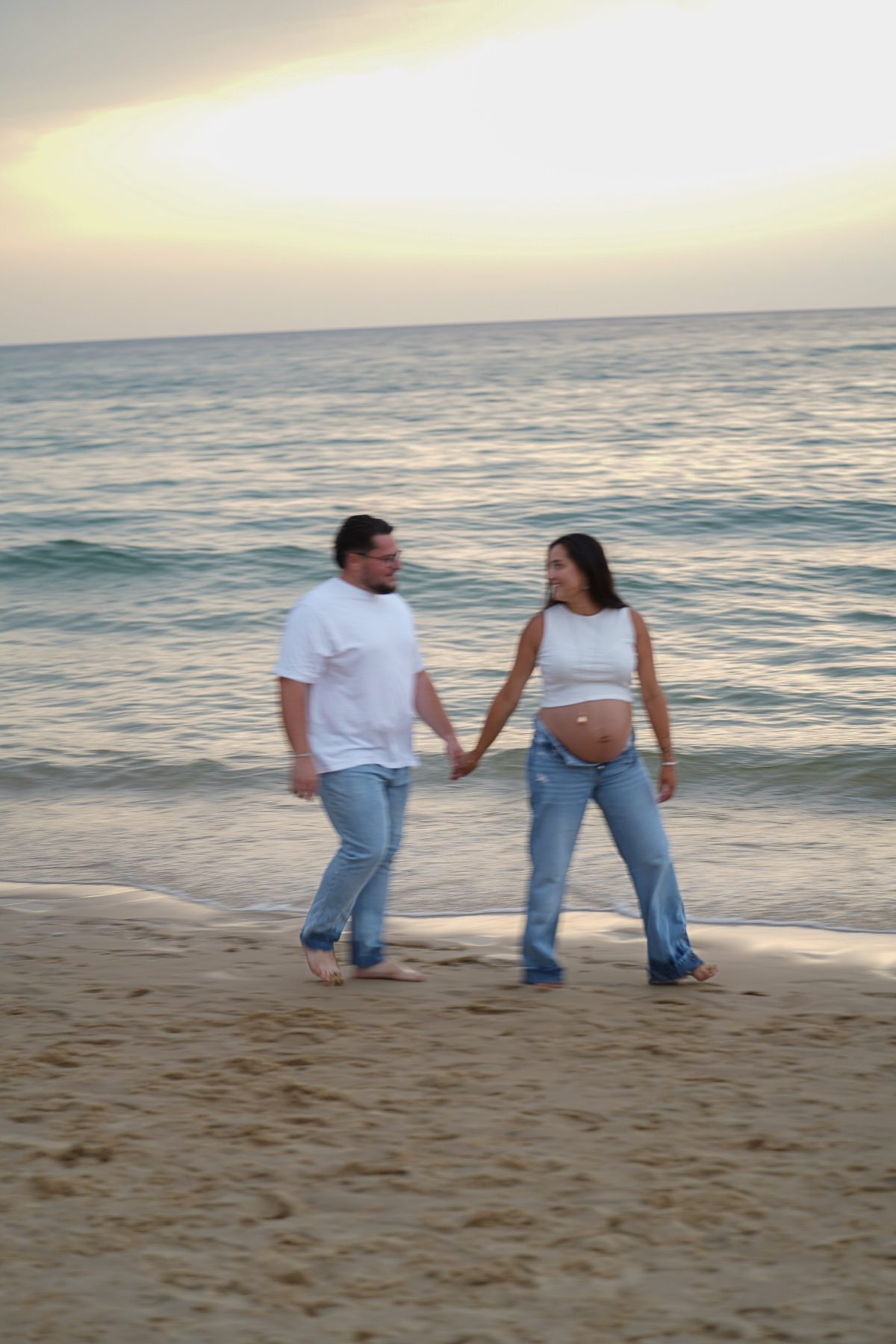 Shooting grossesse Noémie et Romain – promenade complice, filé de mouvement