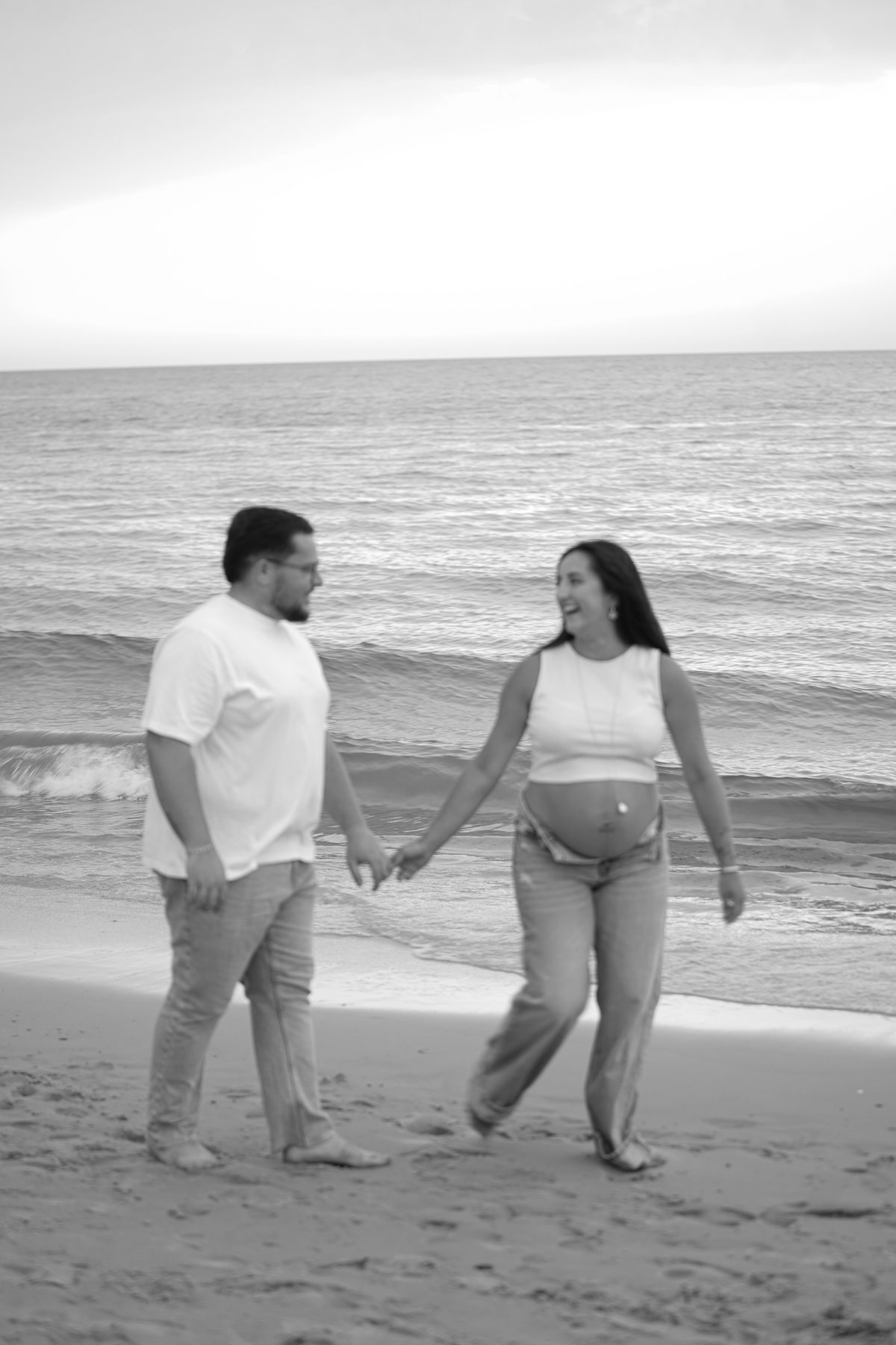 Shooting grossesse Noémie et Romain – marche main dans la main, noir et blanc
