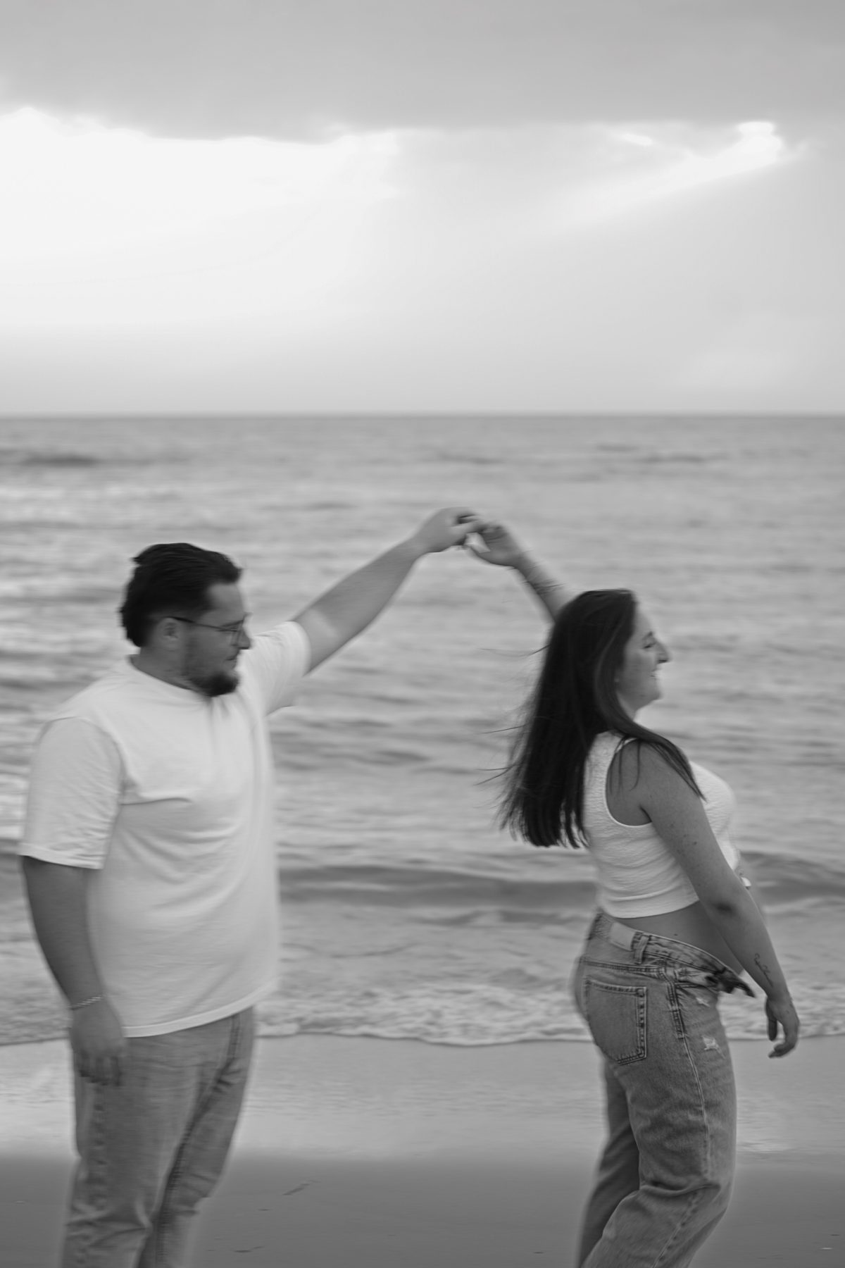 Shooting grossesse Noémie et Romain – la danse au bord de l'eau, noir et blanc
